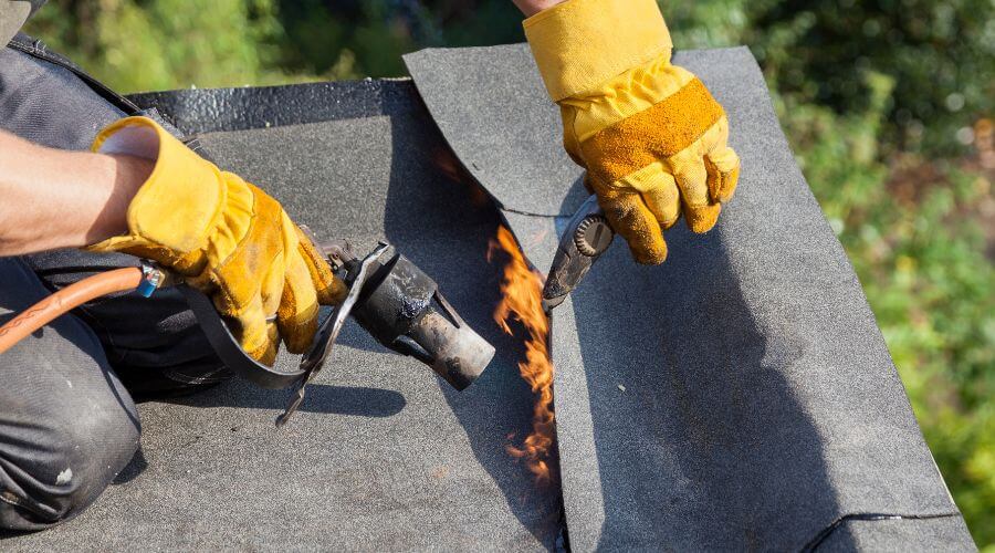 Professional gutter cleaning in Lynnville, IA